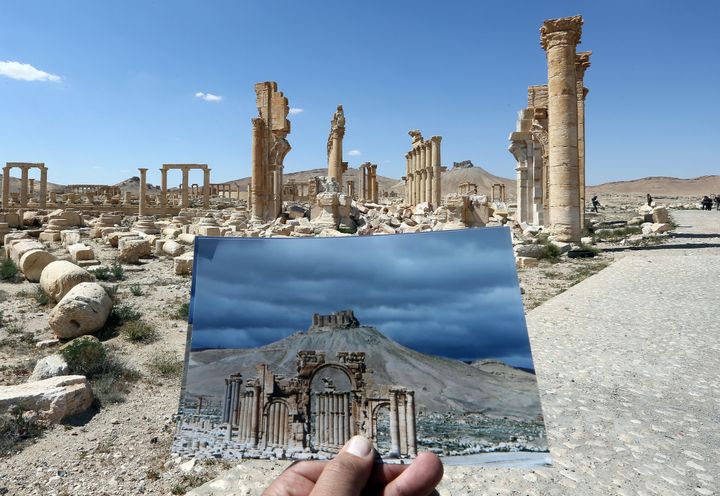 Vue générale des ruines de Palmyre, photographiée le 31 mars 2016 avec, en comparaison la même vue avec l'Arc de Triomphe, photographié le 14 mars 2014. 
 (JOSEPH EID / AFP)