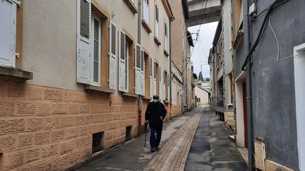 Dans les rues d'Hayange (Moselle), le 6 avril 2022. (BENJAMIN ILLY / RADIO FRANCE)