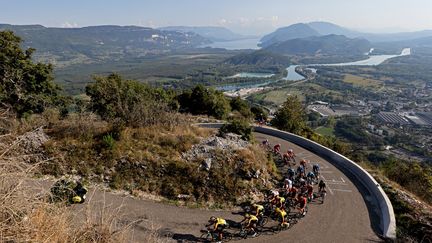 Les leaders du Tour de France seuls dans le Grand-Colombier (KENZO TRIBOUILLARD / AFP)