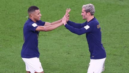 Kylian Mbappé et Antoine Griezmann ont grandement participé à la victoire de l'équipe de France contre le Danemark, le 26 novembre 2022 au Qatar. (EVRIM AYDIN / ANADOLU AGENCY)