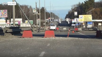 Une capture d'écran de la vidéo de Sky News montrant une équipe de reporters pris pour cible par des tirs nourris, le 28 février 2022 près de&nbsp;Kiev (Ukraine). (SKY NEWS)