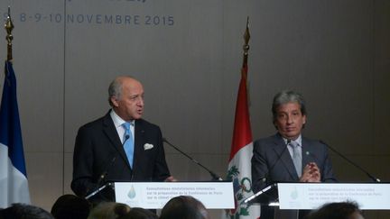 Laurent Fabius (à gauche), futur président de la COP21 et son prédécesseur Manuel Pulgar Vidal (président de la COP20), à l'ouverture de la Pré-COP le 8 novembre 2015 à Paris.  (FG/Géopolis)