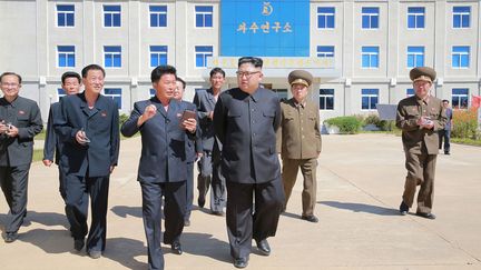 Une photo de l'agence de presse officielle de Corée du Nord (KCNA), montrant le dirigeant nord-coréen Kim Jong-un dans la province du Hwanghae du sud.&nbsp; (STR / AFP)