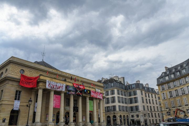 Le Théâtre de l'Odéon occupé, à Paris, le 16 avril 2021. (JEROME LEBLOIS / HANS LUCAS / AFP)