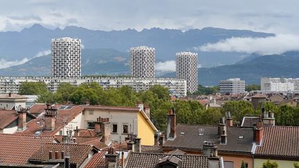 Une vue aérienne de Grenoble (Isère), le 27 août 2023. (LAURE BOYER / HANS LUCAS / AFP)