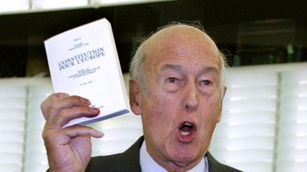 3 septembre 2003&nbsp;: Valéry Giscard d'Estaing présente la "Constitution pour l'Europe", au Parlement Européen à Strasbourg. Le texte avait été rédigé par la convention européenne, présidée par l’ancien président français.&nbsp; (OLIVIER MORIN / AFP)