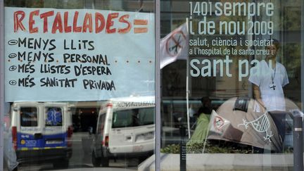 Les employ&eacute;s de l'h&ocirc;pital de Sant Pau &agrave; Barcelone protestent contre les coupes budg&eacute;taires dans le sceteur de la sant&eacute;, le 20 octobre 2011.&nbsp; (LLUIS GENE / AFP)