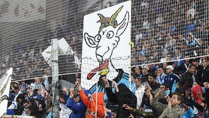 Les supporters de l'OM brandissent des banderoles représentant des chèvres, lors du match OM-Bordeaux, le 10 avril 2016, au Stade Vélodrome (Marseille). (ANNE-CHRISTINE POUJOULAT / AFP)