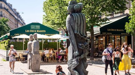 Des Parisiens lors de la 20e édition du Parcours Saint -Germain, une exposition dans&nbsp;les rues du Quartier Latin. (illustration) (1er juin 2021). (BRUNO LEVESQUE / MAXPPP)