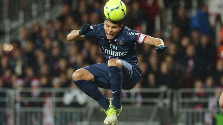 La d&eacute;fenseur du PSG, Thiago Silva, reprend un ballon de la t&ecirc;te lors d'un match &agrave;&nbsp;Nice, le 21 d&eacute;cembre 2012. (THOMAS BREGARDIS / AFP)