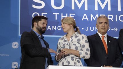 Le président chilien, Gabriel Boric, la ministre des Affaires étrangères canadienne, Mélanie Joly et le président colombien, Ivan Duque Marquez, lors du sommet des Amériques, à Los Angeles (Etats-Unis), jeudi 9 juin 2022.&nbsp; (ANNA MONEYMAKER / GETTY IMAGES NORTH AMERICA / AFP)