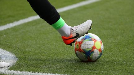 Un ballon de football, lors de la Coupe du monde féminine de football, à Paris, le 6 juin 2019. (THIERRY LARRET / MAXPPP)