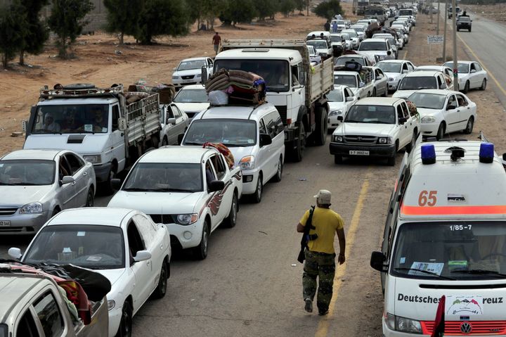 Bouchon à l'approche d'un checkpoint, le 2 octobre 2011, en Libye. (ARIS MESSINIS / AFP)