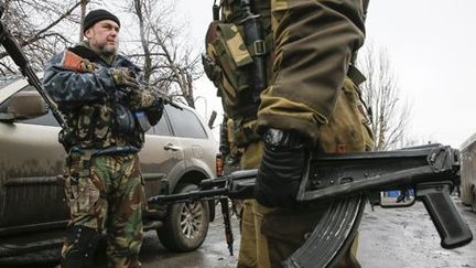 Membres des forces armées russophones sécessionnistes à Vuhlehirsk dans la région de Donetsk (est de l'Ukraine) le 6 février 2015 (Reuters - Maxim Shemetov)