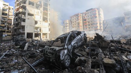 De la fumée s'échappe des décombres d'un bâtiment sur le site d'une frappe aérienne israélienne nocturne sur le quartier de Laylaki, dans la banlieue sud de Beyrouth, le 1er octobre 2024. (STR / AFP)