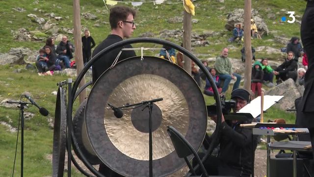 Dans le cadre du festival "Messiaen au pays de la Meije", un orchestre a joué une œuvre phare du célèbre compositeur de musique contemporaine dans un paysage à couper le souffle en plein cœur des Alpes. Avant d'être surpris par la météo...