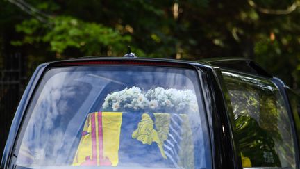 Le corbillard transportant le cercueil de la reine quitte le château de Balmoral, où la souveraine est décédée, pour se rendre&nbsp;à Edimbourg (Ecosse), le 11 septembre 2022.&nbsp; (ANDY BUCHANAN / AFP)