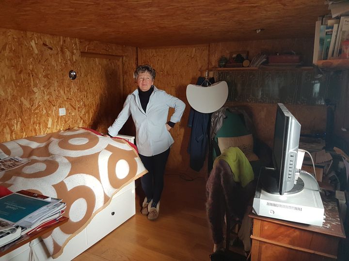 Catherine a délaissé l'étage de sa maison de Sannois (Val–d'Oise) pour aménager sa chambre au sous–sol. (ILAN CARO / FRANCEINFO)