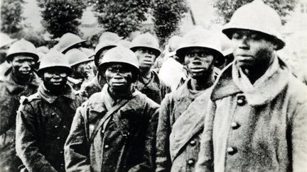 Soldats coloniaux&nbsp;faits prisonniers par des soldats allemands, dans le secteur de Reims en 1940. (AFP - Gusman/Leemage)