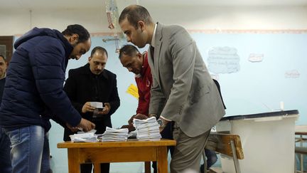 Décompte des bulletins à l'issue du référendum dans un bureau de vote au Caire le 22 avril 2019. (AMR NABIL/AP/SIPA / AP)