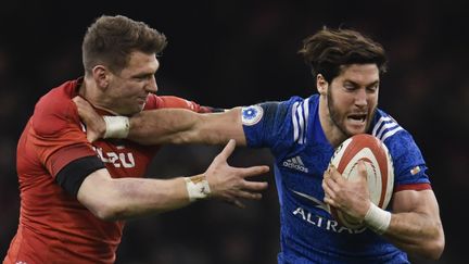 Aaron Shingler défie Maxime Machenaud, le 17 mars 2018, à Cardiff (Royaume-Uni). (CHRISTOPHE SIMON / AFP)