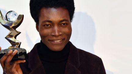 Benjamin Clementine reçoit le Mercury Prize, à Londres le 20 novembre 2015.
 (Ben Stansall / AFP)