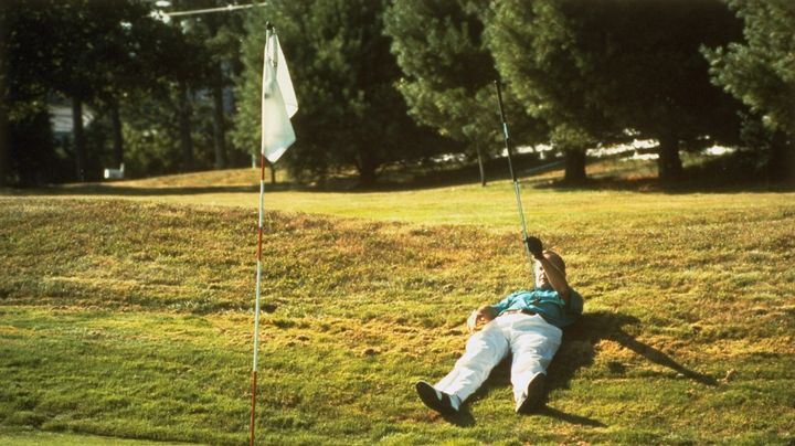 Le pr&eacute;sident des Etats-Unis George Bush s'accorde un moment de repos sur un parcours de golf, le 8 ao&ucirc;t 1991.&nbsp; (DAVID VALDEZ / TIME & LIFE PICTURES / GETTY IMAGES)