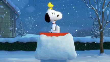 Snoopy sur le toit de sa niche enneigée, en étonnante compagnie, dans "Snoopy et les Peanuts : le film"
 (2015 Twentieth Century Fox Film Corporation)