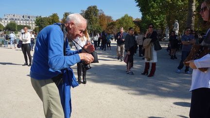 Le photographe Bill Cunningham à la sortie du défilé Issey Miyake, le 26 septembre 2014, à Paris
 (Corinne Jeammet)