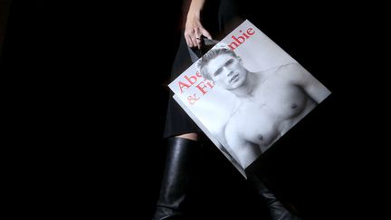 Un sac de shopping &agrave; l'effigie de la marque&nbsp;Abercrombie &amp; Fitch, &agrave; Phoenix (Etats-Unis), le 14 novembre 2011. (ROSS D. FRANKLIN / AP / SIPA)