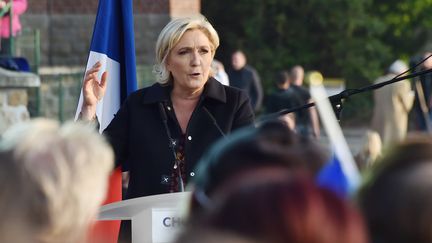 La candidate du Front national à l'élection présidentielle Marine Le Pen lors d'un discours à Ennemain (Somme), le 4 mai 2017. (PHILIPPE HUGUEN / AFP)