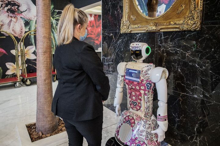 Trois robots ont été installés dans l'hôtel "Sky Sandton de Johannesburg depuis janvier 2021.&nbsp; (LUCA SOLA / AFP)