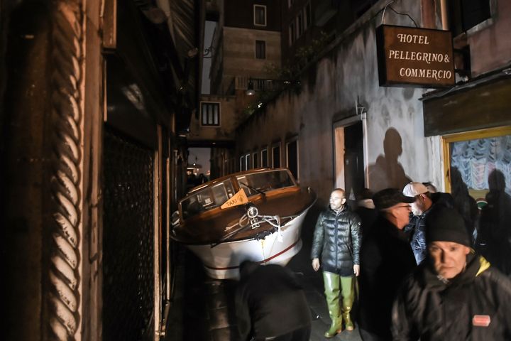 Un bâteau échoué en pleine rue, le 12 novembre 2019 à Venise (Italie). (MARCO BERTORELLO / AFP)