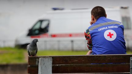 Un soignant russe assis sur un banc, près de l'hôpital d'Aleksandrovskaya à Saint-Petersbourg, le 5 juin 2020. (ANTON VAGANOV / REUTERS)