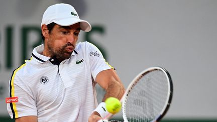 Jérémy Chardy n'a rien pu faire contre Stefanos Tsitsipas au 1er tour de Roland-Garros. (MARTIN BUREAU / AFP)