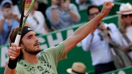 La célébration du Grec&nbsp;après sa victoire contre Alexander Zverev à Monaco, le 16 avril 2022. (VALERY HACHE / AFP)