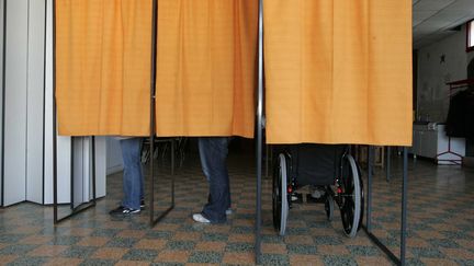 Une personne handicap&eacute;e vote lors du second tour de l'&eacute;lection pr&eacute;sidentielle de 2007, le 6 mai, &agrave; Arras (Pas-de-Calais). (SAMI BELLOUMI / MAXPPP)