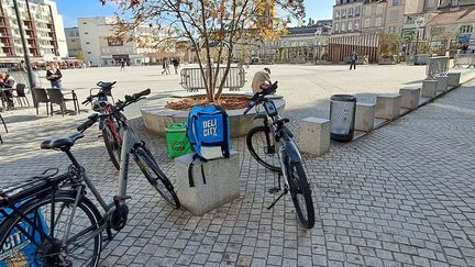 Jusqu'en avril 2025, les livreurs n'ont plus le droit de stationner à certaines heures dans l'ultra centre de Limoges notamment sur la place de la République (JEROME OSTERMANN / RADIO FRANCE)