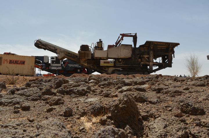 Le site de la mine de manganèse de Tambao à 350 km de Ouagadougou, au Burkina Faso. Un travailleur roumain y avait été kidnappé en avril 2015 par des hommes armés. (AHMED OUOBA / AFP)