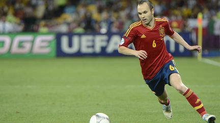 L'Espagnol Andres Iniesta contr&ocirc;le une frappe lors de la finale contre l'Italie &agrave; Kiev (Ukraine), le&nbsp;1er juillet 2012. (PIERRE-PHILIPPE MARCOU / AFP)