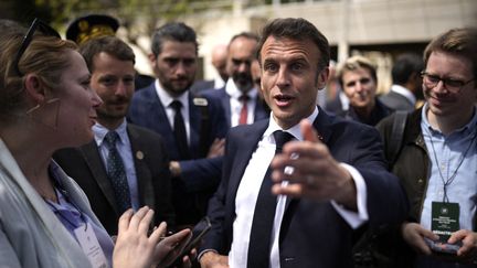 Le président français Emmanuel Macron après une visite dans un collège, à Ganges, dans le sud de la France, le 20 avril 2023. (DANIEL COLE / POOL / AFP)