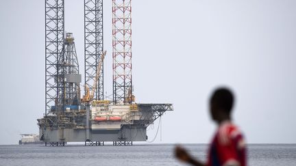 Plateforme d'exploitation pétrolière offshore au large de Port-Gentil, seconde ville du Gabon. Photo prise le 19 janvier 2017.&nbsp; (JUSTIN TALLIS / AFP)