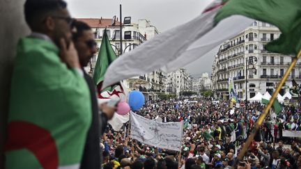 Des participants à la manifestation organisée à Alger (Algérie), vendredi 3 mai 2019. (RYAD KRAMDI / AFP)