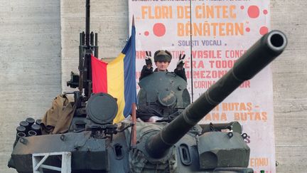 Coup d'État en Roumanie. Des soldats roumains dans les rues de Timisoara le 25 décembre 1989. (MICHEL GANGNE / AFP)