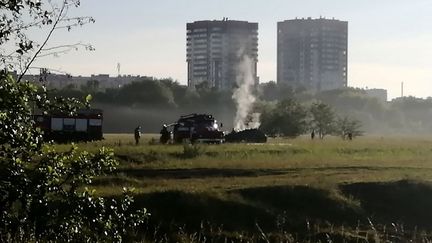 La fumée qui émane de l'épave de l'avion qui s'est écrasé dans la région de Riazan (Russie), le 24 juin 2022. (RIA NOVOSTI / SPUTNIK / AFP)