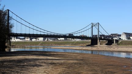 Sur la Loire, des bancs de sable étaient visibles entre Saumur et Angers (Maine-et-Loire), le 20 février 2023, alors qu'ils auraient dû être immergés. (SICCOLI PATRICK / SIPA)