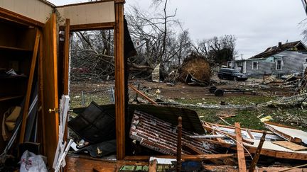 Une maison détruite à Cayce, dans le Kentucky (Etats-Unis), le 15 décembre 2021, cinq jours après que des tornades aient frappé la région. (CHANDAN KHANNA / AFP)