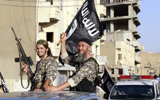 Des combattants islamistes lors d'une parade dans les rues d'une localité de la province de Racca (nord de la Syrie) le 30 juin 2014. (Reuters - Stringer)