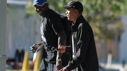 Le pr&eacute;sident am&eacute;ricain Barack Obama, au premier plan, accompagn&eacute; de son garde du corps Reggie Love &agrave; Washington (Etats-Unis) le 18 septembre 2010.&nbsp; (MANDEL NGAN / AFP)