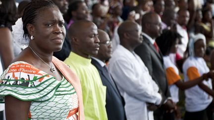 Simone Gbagbo appara&icirc;t lors d'un meeting &agrave; Abidjan (C&ocirc;te d'Ivoire), le 27 mars 2011.&nbsp; (JEAN-PHILIPPE KSIAZEK / AFP)